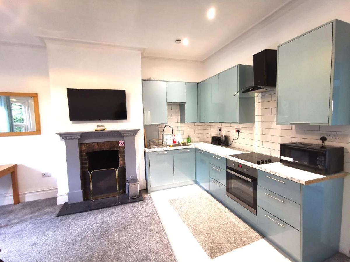 Flat-B, 4 Adults, 20 Mins To Beach, Netflix, Wifi, Sleeps 4 Adults Μπόρνμουθ Εξωτερικό φωτογραφία