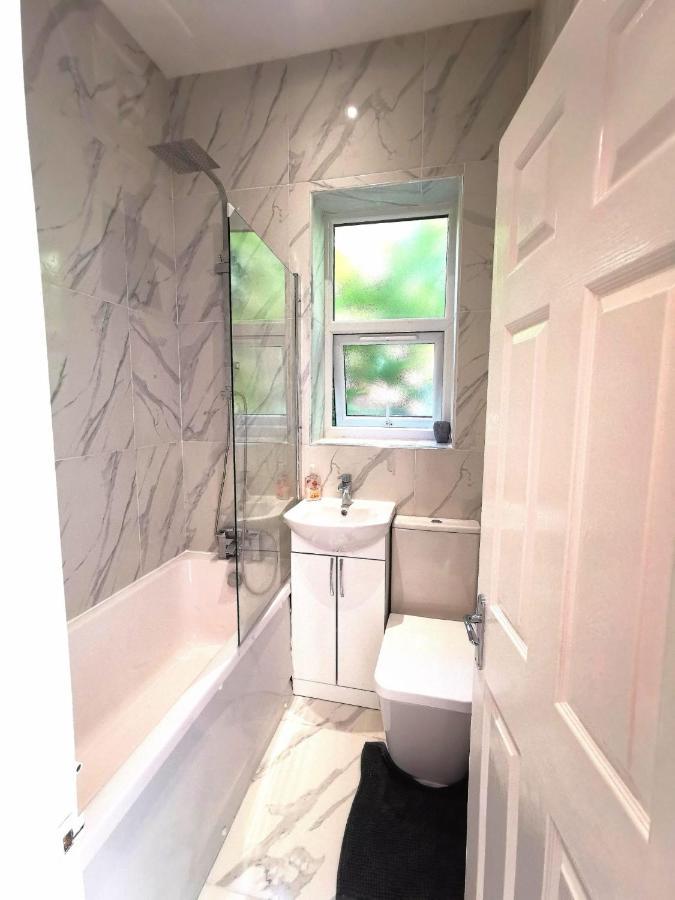 Flat-B, 4 Adults, 20 Mins To Beach, Netflix, Wifi, Sleeps 4 Adults Μπόρνμουθ Εξωτερικό φωτογραφία