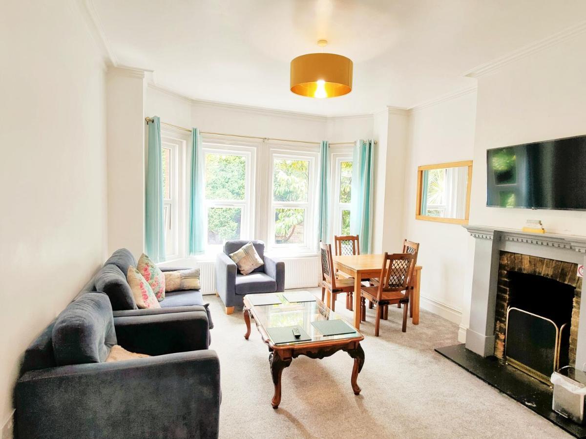 Flat-B, 4 Adults, 20 Mins To Beach, Netflix, Wifi, Sleeps 4 Adults Μπόρνμουθ Εξωτερικό φωτογραφία