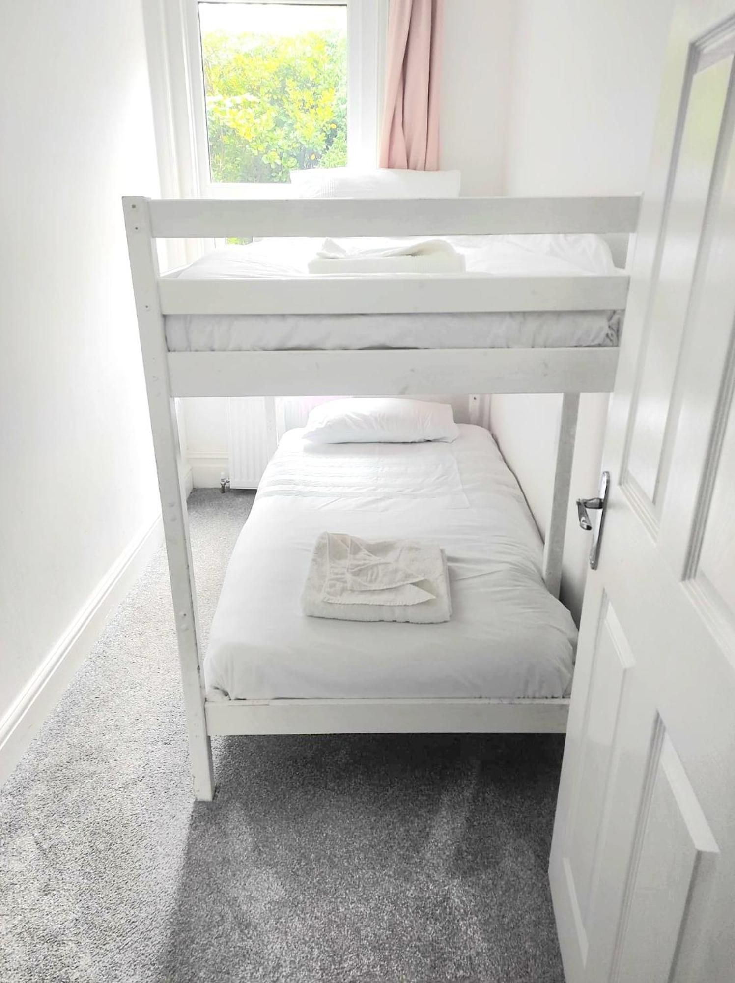 Flat-B, 4 Adults, 20 Mins To Beach, Netflix, Wifi, Sleeps 4 Adults Μπόρνμουθ Εξωτερικό φωτογραφία